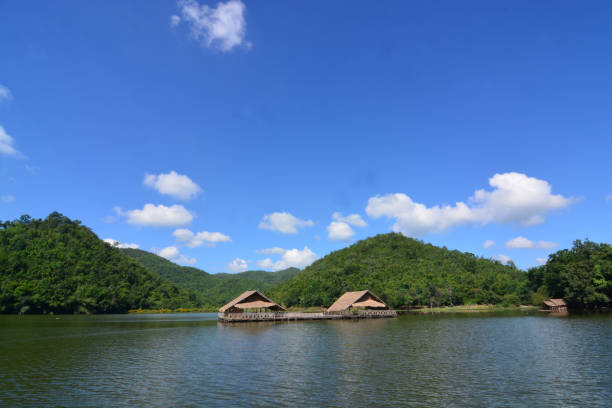 ang kep nam khao wong tem uma antiga casa tradicional no lago de khao wong, província de suphan buri, tailândia - mae hong son province - fotografias e filmes do acervo