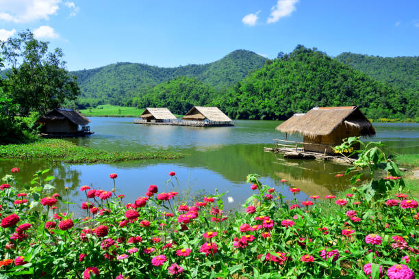 ang kep nam khao wong tem uma antiga casa tradicional no lago de khao wong, província de suphan buri, tailândia - mae hong son province - fotografias e filmes do acervo