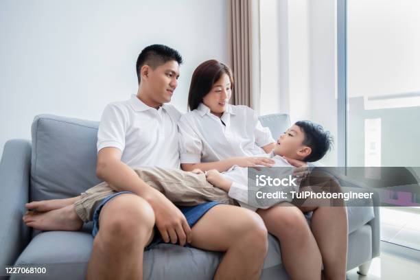 소파에 집에서 아들과 행복한 아시아 가족 놀이와 웃음 휴일을 위해 함께 행복한 가족 가정 생활에 대한 스톡 사진 및 기타 이미지 ...