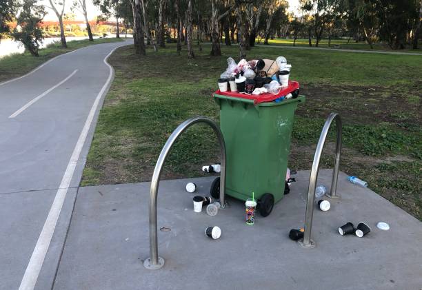 メルボルン、オーストラリア - 2020年5月17日:コロナウイルスの流行中にいくつかの社会的な再現が緩和された後、ウォーキングトラックの近くにあふれる公共のゴミ箱 - garbage can garbage overflowing full ストックフォトと画像