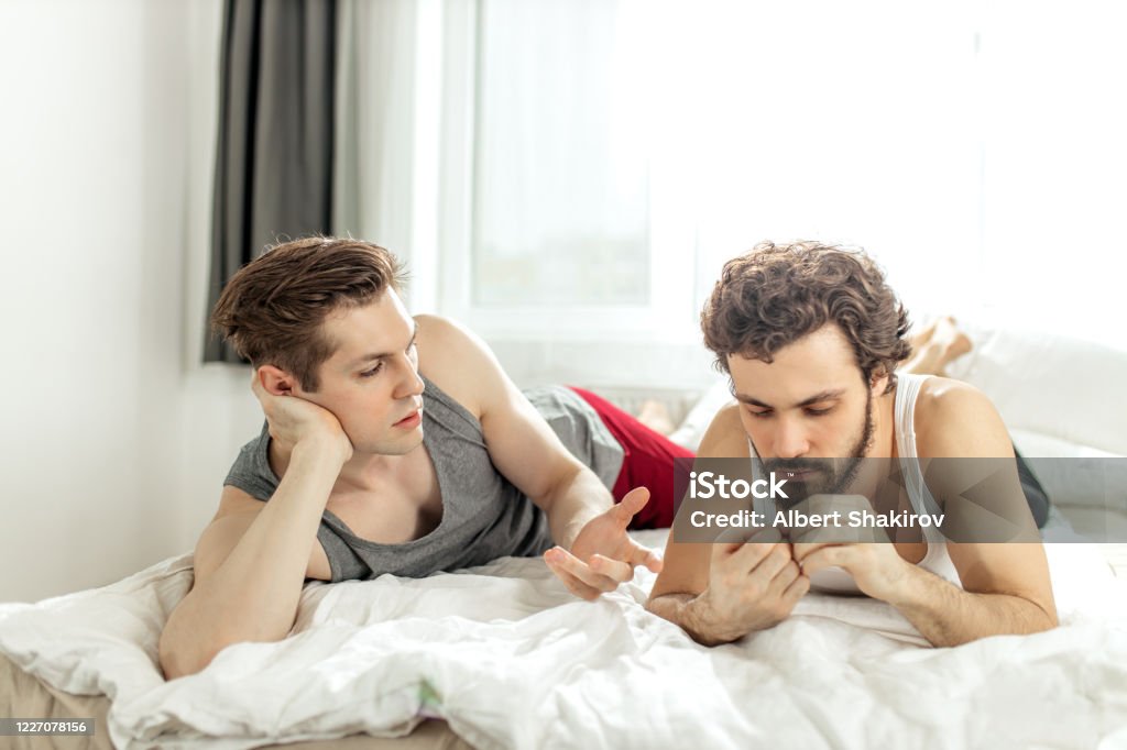 Pareja Gay Hablando En La Cama En Casa Foto de stock y más banco de imágenes de Cama - Cama, Parejas, Persona gay - iStock Pareja Gay Hablando En La Cama En Casa Foto de stock y más banco de imágenes de Cama - Cama, Parejas, Persona gay - iStock
