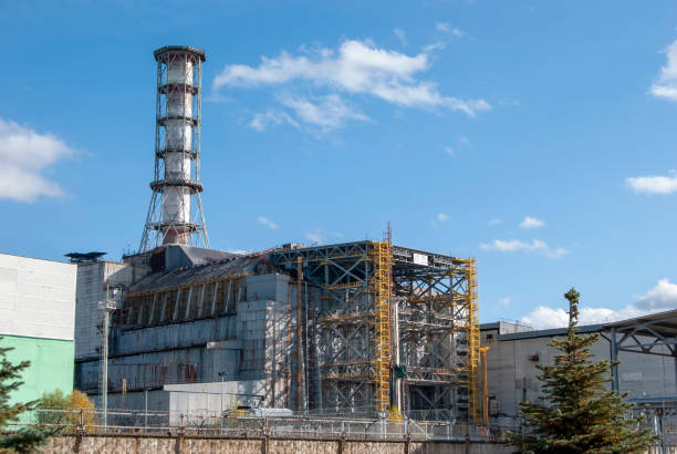 le réacteur numéro 4 de la centrale nucléaire de tchernobyl a explosé le 26 avril 1986 - sentinels of the tomb photos et images de collection