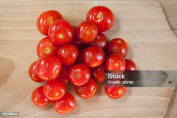 Mały Pomidory Winogronowe - zdjęcia stockowe i więcej obrazów Bez ludzi - Bez ludzi, Biurko, Czerwony