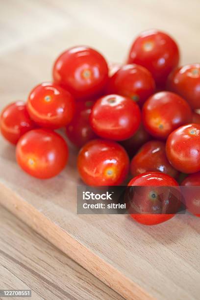 Mały Pomidory Winogronowe - zdjęcia stockowe i więcej obrazów Bez ludzi - Bez ludzi, Biurko, Czerwony