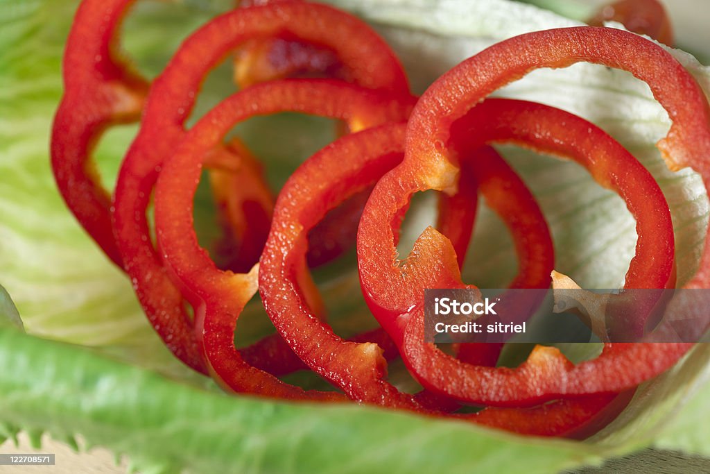 Świeże czerwone papryki słodkiej z sałatą - Zbiór zdjęć royalty-free (Bez ludzi)
