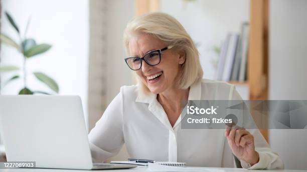 Dolblije Senior Vrouw Krijgt Aangename Email Op Laptop Stockfoto en meer beelden van E-mail
