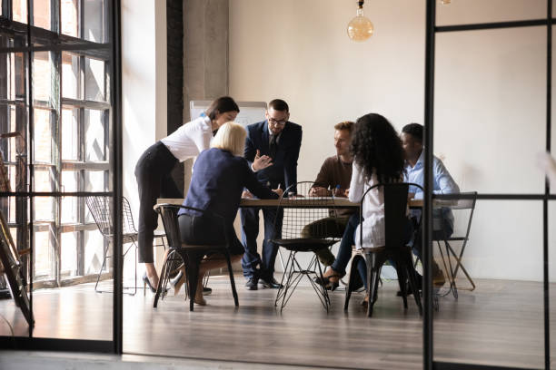 diversi dipendenti team impegnati nel lavoro di squadra nella moderna sala riunioni - law legal system business advice foto e immagini stock