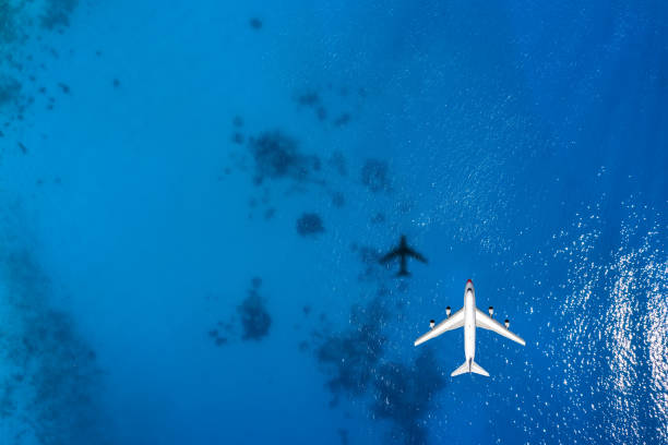 luftaufnahme von oben nach unten von einem flugzeug, das über blaues meer fliegt - top of europe stock-fotos und bilder