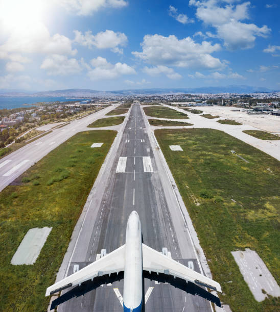 공항 활주로에 서 있는 비행기의 공중 보기 - runway airport airfield asphalt 뉴스 사진 이미지