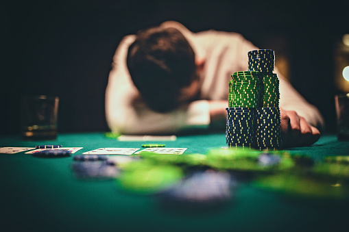 Hombre perdiendo en el juego de póquer photo