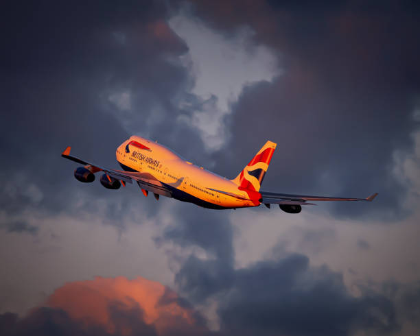 avião de passageiros da british airways partindo do aeroporto internacional john f. kennedy - boeing 747 - fotografias e filmes do acervo