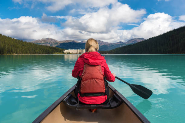 canotaje en lake louise, parque nacional banff, alberta, canadá - lago louise lago fotografías e imágenes de stock