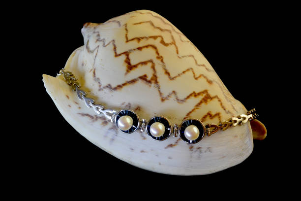 istock 05 Bracelet pearl silver baguette sapphire Exclusive 1227109927
