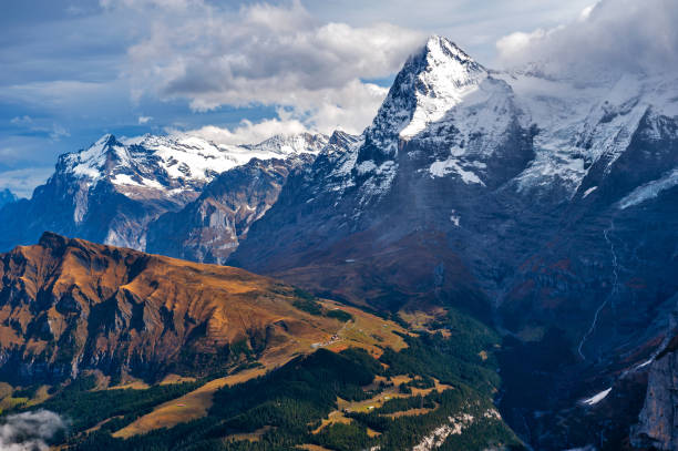 vista panorámica del eiger y el monch, las cumbres de los alpes berneses en suiza, visto desde lauterbrunnen - muerren fotografías e imágenes de stock