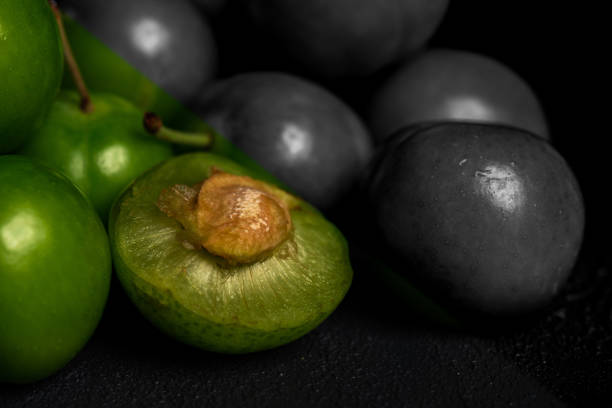 zbliżenie makro świeże zielone kwaśne śliwki. greengage na ciemnym tle. - greengage zdjęcia i obrazy z banku zdjęć