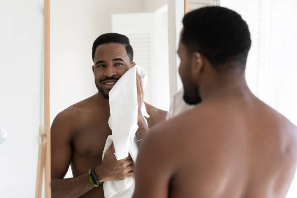 młody afroamerykanin robi poranne zabiegi w łazience - men shaving human face bathroom zdjęcia i obrazy z banku zdjęć