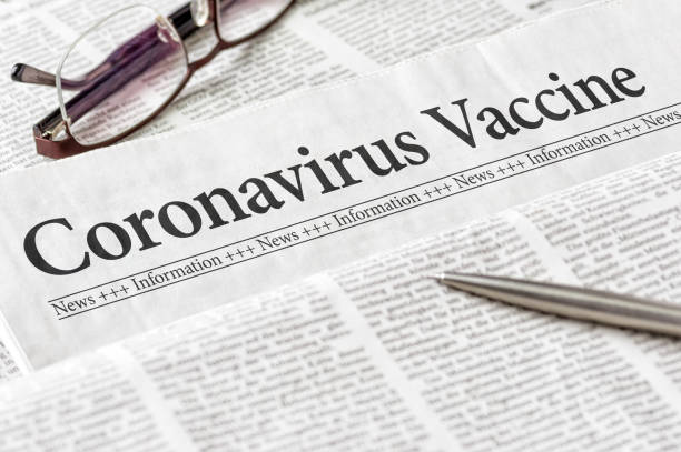 gazeta z nagłówkiem coronavirus vaccine - medium shot zdjęcia i obrazy z banku zdjęć