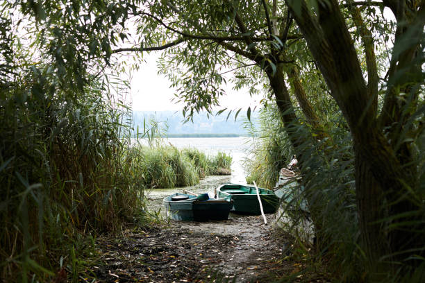 paysage de lac - moored photos et images de collection