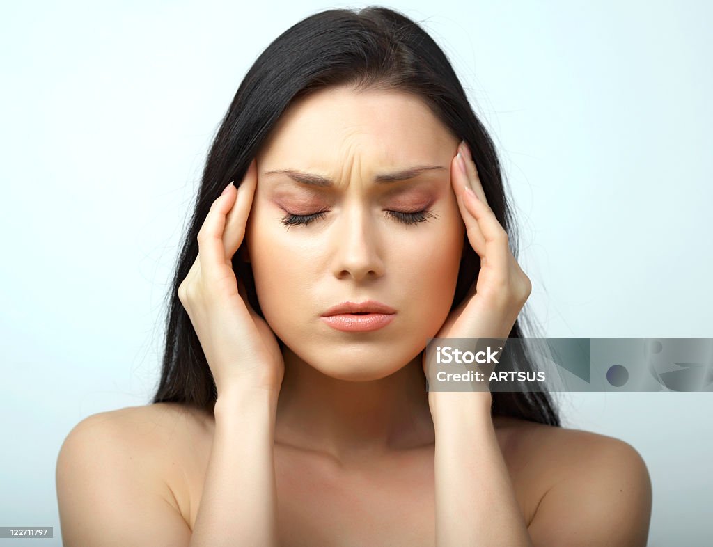 Mujer joven con dolor de cabeza - Foto de stock de Trastorno afectivo estacional libre de derechos