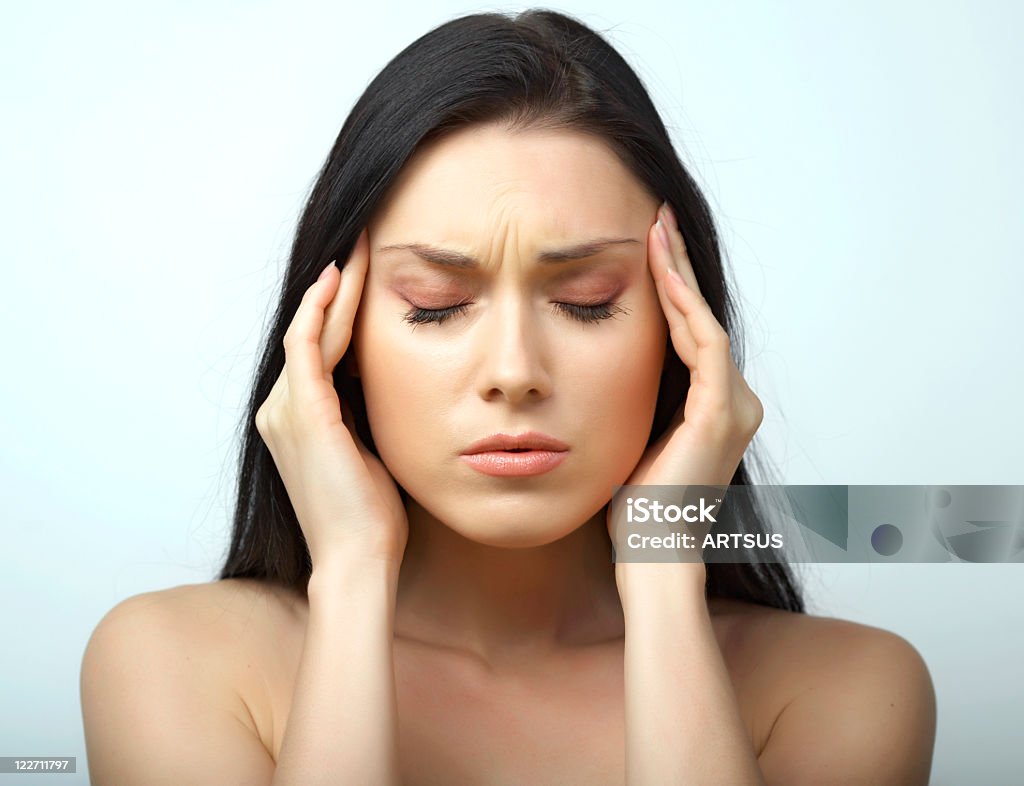 Jovem mulher com dor de cabeça - Foto de stock de Desordem afetiva sazonal royalty-free