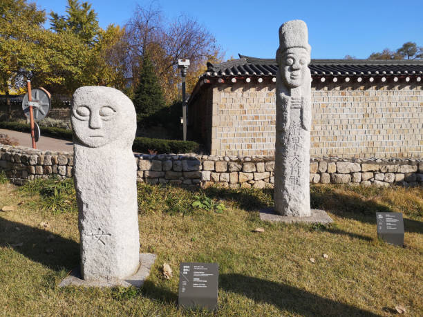 pierres commémoratives au palais de gyeongbokgung à séoul, corée du sud - gyeongbokgung palace stone palace monument photos et images de collection