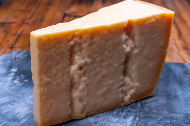 gran cuña de parmigiano-reggiano parmesano duro queso italiano hecho de leche de vaca o grana padano - gran padano fotografías e imágenes de stock