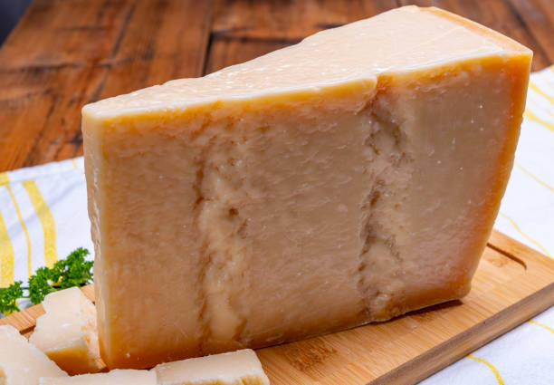 gran cuña de parmigiano-reggiano parmesano duro queso italiano hecho de leche de vaca o grana padano - gran padano fotografías e imágenes de stock