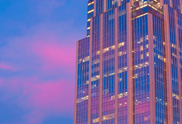 Edificio per uffici con tramonto - foto stock