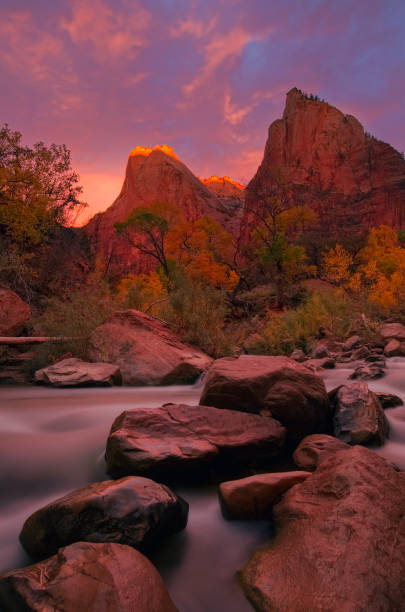 court of the patriarchs lever du soleil - natural landmark autumn canyon cliff photos et images de collection