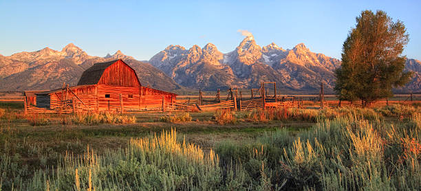 モルモン列バーン tetons - western usa mountain peak landscape farm ストックフォトと画像