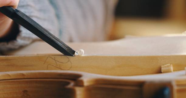 nahaufnahme von professionellen meister handwerker luthier arbeiten an der schaffung von handgemachten violine in einem workshop. - making craftsperson italian music musical instrument stock-fotos und bilder