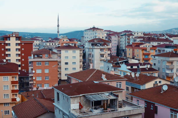 mesquita típica, minarete, edifícios e telhados com vista para o distrito residencial na cidade de istambul - roof tile architectural detail architecture and buildings built structure - fotografias e filmes do acervo