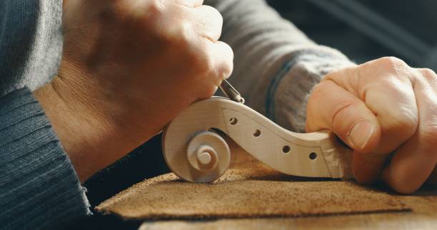 nahaufnahme von professionellen meister handwerker luthier arbeiten an der schaffung von handgemachten violine in einem workshop. - making craftsperson italian music musical instrument stock-fotos und bilder