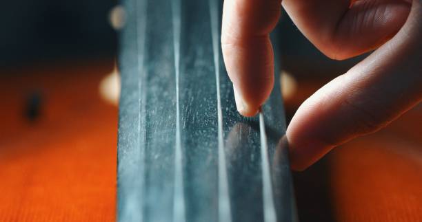 nahaufnahme von professionellen meister handwerker luthier arbeiten an der schaffung von handgemachten violine in einem workshop. - making craftsperson italian music musical instrument stock-fotos und bilder