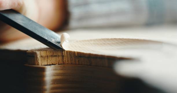 nahaufnahme von professionellen meister handwerker luthier arbeiten an der schaffung von handgemachten violine in einem workshop. - making craftsperson italian music musical instrument stock-fotos und bilder