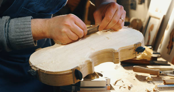 primer plano del maestro artesano profesional profesional luthier trabajando en la creación de violín hecho a mano en un taller. - making craftsperson italian music musical instrument fotografías e imágenes de stock