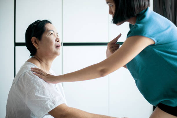 mujer asiática mayor con enfermedad de alzheimer,mujeres mayores olvidadas recordar caras y nombre - mental illness depression women schizophrenia fotografías e imágenes de stock