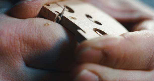 nahaufnahme von professionellen meister handwerker luthier arbeiten an der schaffung von handgemachten violine in einem workshop. - making craftsperson italian music musical instrument stock-fotos und bilder