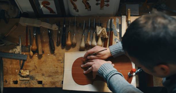 primer plano del maestro artesano profesional profesional luthier trabajando en la creación de violín hecho a mano en un taller. - making craftsperson italian music musical instrument fotografías e imágenes de stock