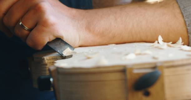 nahaufnahme von professionellen meister handwerker luthier arbeiten an der schaffung von handgemachten violine in einem workshop. - making craftsperson italian music musical instrument stock-fotos und bilder