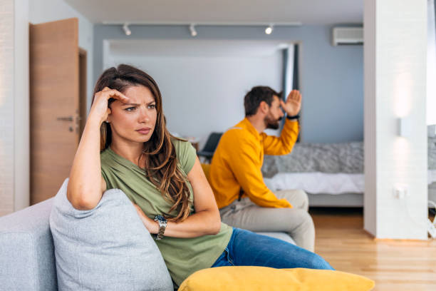 casal com problemas em seu relacionamento - human pregnancy pensive women thinking - fotografias e filmes do acervo