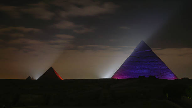 le piramidi di giza mostrano illuminazione luminosa di notte colorate e proiezione mostrano mondo sette meraviglie - sphinx night pyramid cairo foto e immagini stock