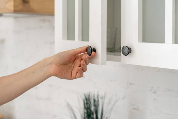 cocina en casa con interior moderno blanco - knob fotografías e imágenes de stock