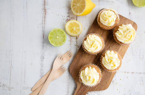 cupcake di semi di limone e papavero con glassa crema di formaggio - buttercream foto e immagini stock