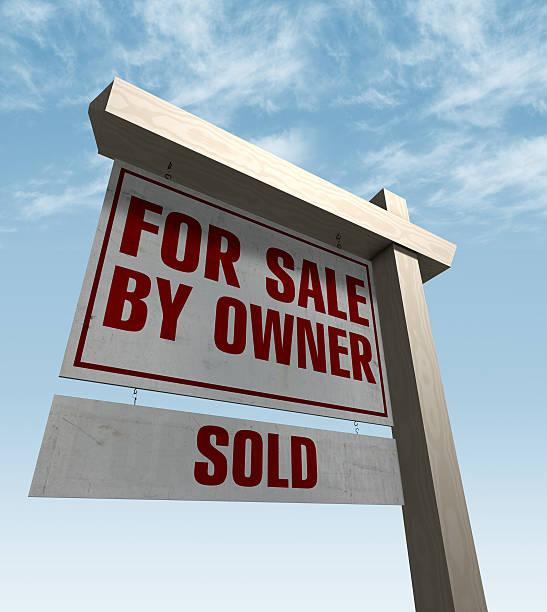 cartel inmobiliario para la venta por propietario de venta - sign real estate foreclosure for sale fotografías e imágenes de stock