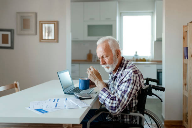 donner un sens aux finances de la maison - retirement senior adult planning finance photos et images de collection