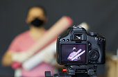 ein-blogger-in-einer-schutzmaske-fotogra