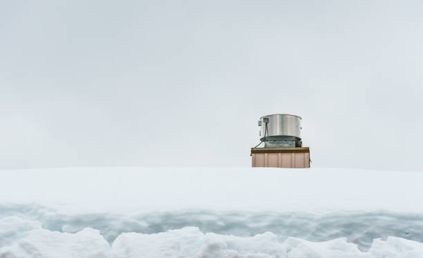снег на крыше ресторана на горнолыжном курорте. - thick snow стоковые фото и изображения