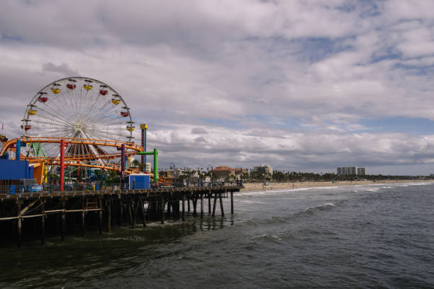 diabelski młyn na plaży w santa monica. - lifeguard santa monica beach city of los angeles beach zdjęcia i obrazy z banku zdjęć