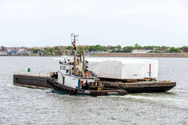 tug kodiak pushing barge cb fulton in new bedford outer harbor - eastman kodak company fotos imagens e fotografias de stock